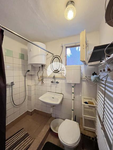 Reality KOMPLEX s.r.o. ponúka na PREDAJ útulnú chatu v chatovej oblasti Radvaň nad Dunajom!