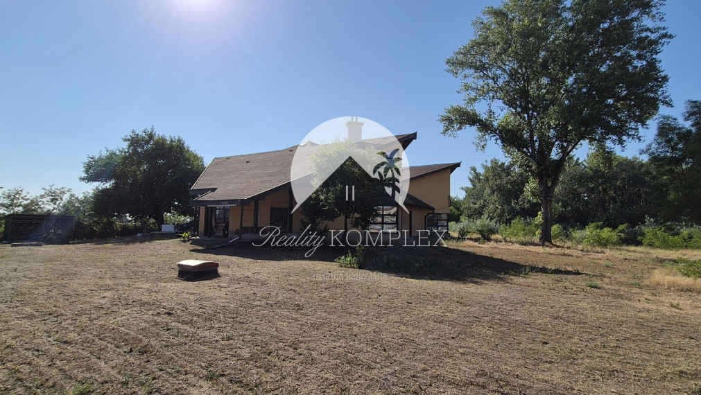 Reality KOMPLEX s.r.o.,Vám  ponúka na predaj nehnuteľnosť s veľkým komerčným potenciálom v obci Chotín, 8 km od okresného mesta Komárno.