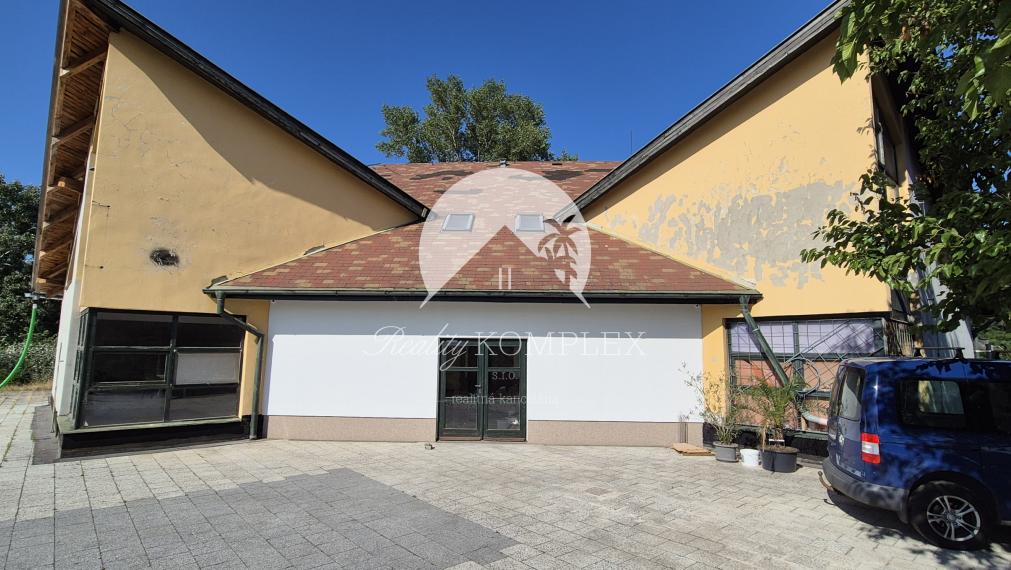 Reality KOMPLEX s.r.o.,Vám  ponúka na predaj nehnuteľnosť s veľkým komerčným potenciálom v obci Chotín, 8 km od okresného mesta Komárno.