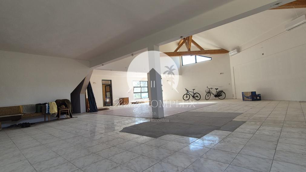 Reality KOMPLEX s.r.o.,Vám  ponúka na predaj nehnuteľnosť s veľkým komerčným potenciálom v obci Chotín, 8 km od okresného mesta Komárno.