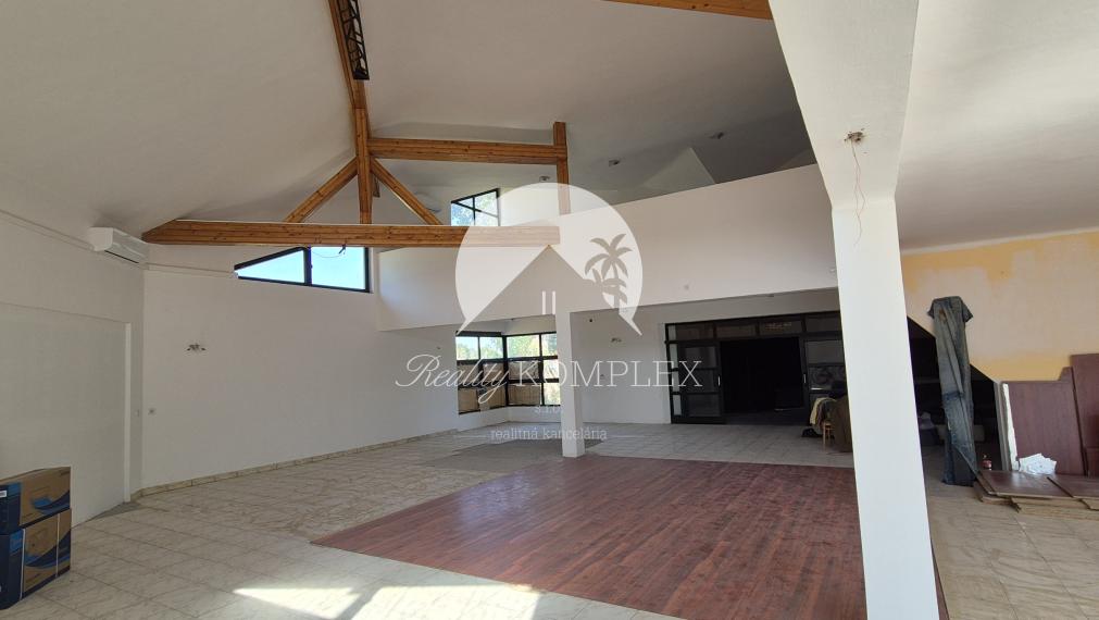 Reality KOMPLEX s.r.o.,Vám  ponúka na predaj nehnuteľnosť s veľkým komerčným potenciálom v obci Chotín, 8 km od okresného mesta Komárno.