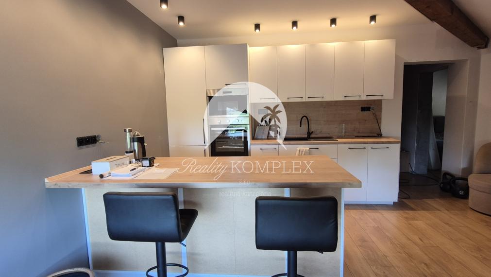 Reality KOMPLEX s.r.o.,Vám  ponúka na predaj nehnuteľnosť s veľkým komerčným potenciálom v obci Chotín, 8 km od okresného mesta Komárno.