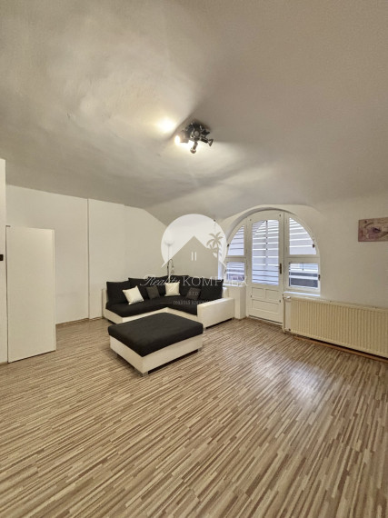 Reality komplex s.r.o., Vám  ponúka na prenájom útulný 1 izbový byt s lodžiou neďaleko od centra mesta Komárno !