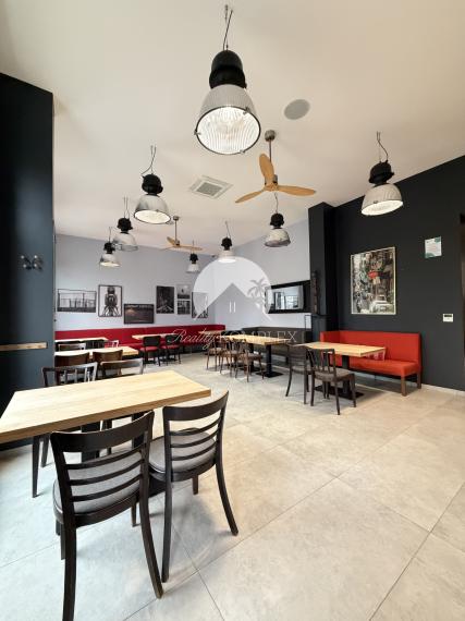 Reality KOMPLEX s.r.o. Vám ponúka EXKLUZÍVNU príležitosť prenajať si výnimočne zariadený gastro priestor, ktorý spája premyslené dispozičné riešenie, moderné technické vybavenie a strategickú polohu v centre Komárna!