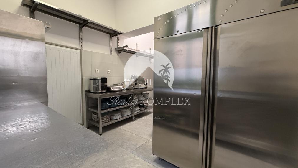 Reality KOMPLEX s.r.o. Vám ponúka EXKLUZÍVNU príležitosť prenajať si výnimočne zariadený gastro priestor, ktorý spája premyslené dispozičné riešenie, moderné technické vybavenie a strategickú polohu v centre Komárna!