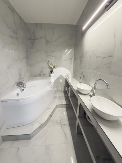 IBA U NÁS! Reality KOMPMPLEX s.r.o. Vám ponúka na PREDAJ zrekonštruovaný 3 izbový byt v Komárne na ul. Damjanichová!