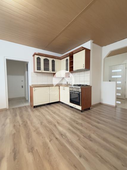 IBA U NÁS! Reality KOMPMPLEX s.r.o. Vám ponúka na PREDAJ zrekonštruovaný 3 izbový byt v Komárne na ul. Damjanichová!