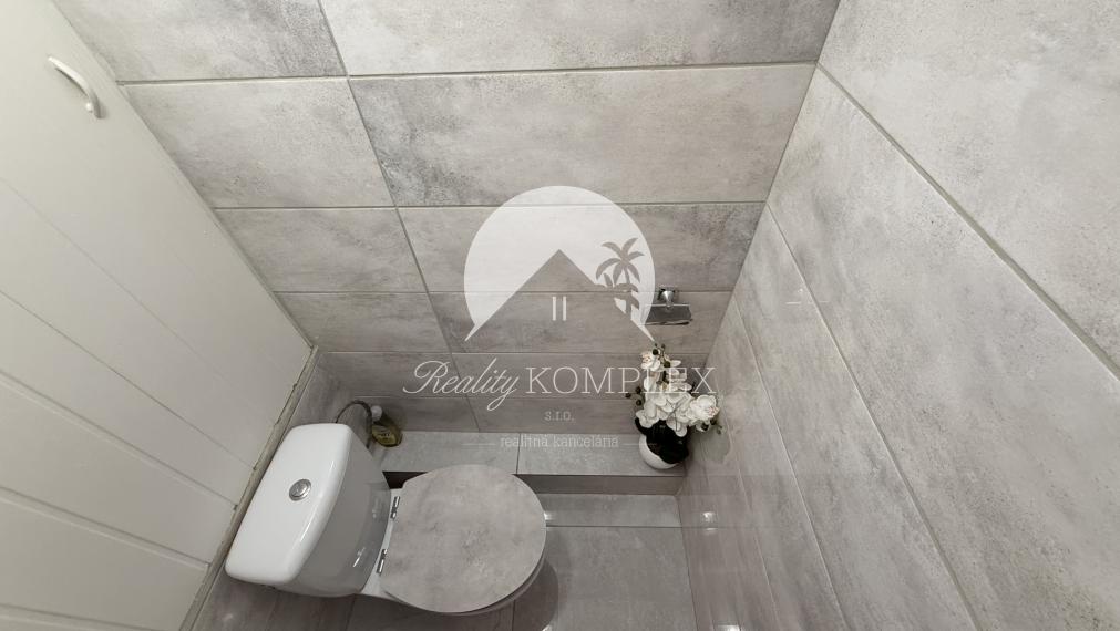 IBA U NÁS! Reality KOMPMPLEX s.r.o. Vám ponúka na PREDAJ zrekonštruovaný 3 izbový byt v Komárne na ul. Damjanichová!