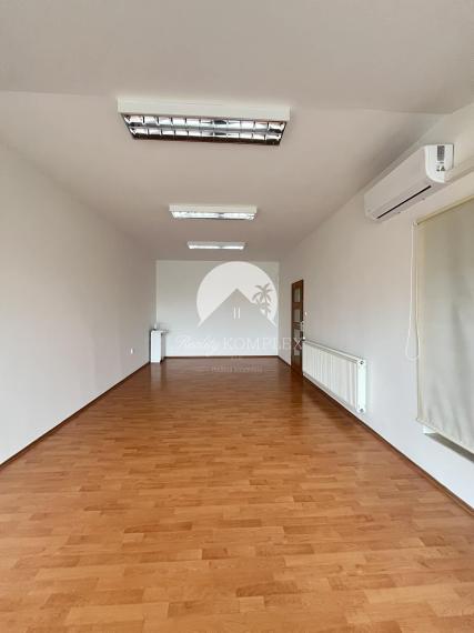 Reality KOMPLEX s.r.o. Vám ponúka do prenájmu  kancelárske priestory v centre Komárna!