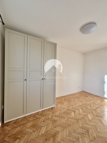 Iba u nás Vám Reality KOMPLEX s.r.o., ponúka na prenájom exkluzívny, nadštandardne zariadený trojizbový byt v atraktívnej lokalite, 250 m od centra mesta Komárno.