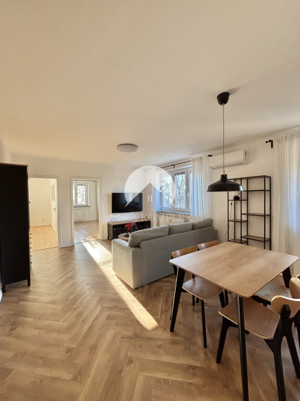 Iba u nás Vám Reality KOMPLEX s.r.o., ponúka na prenájom exkluzívny, nadštandardne zariadený trojizbový byt v atraktívnej lokalite, 250 m od centra mesta Komárno.