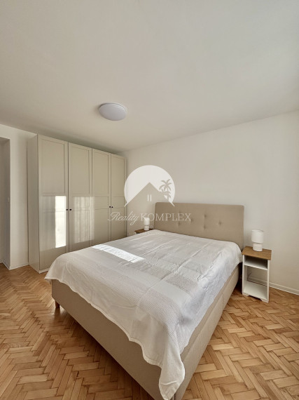 Iba u nás Vám Reality KOMPLEX s.r.o., ponúka na prenájom exkluzívny, nadštandardne zariadený trojizbový byt v atraktívnej lokalite, 250 m od centra mesta Komárno.