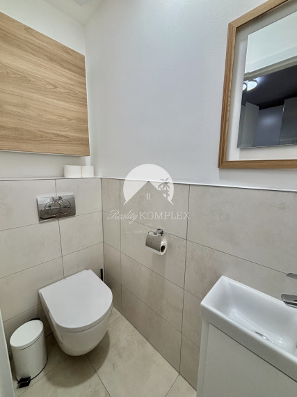 Iba u nás Vám Reality KOMPLEX s.r.o., ponúka na prenájom exkluzívny, nadštandardne zariadený trojizbový byt v atraktívnej lokalite, 250 m od centra mesta Komárno.