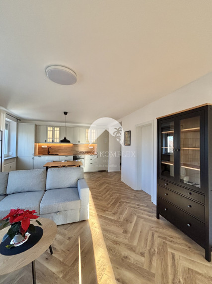 Iba u nás Vám Reality KOMPLEX s.r.o., ponúka na prenájom exkluzívny, nadštandardne zariadený trojizbový byt v atraktívnej lokalite, 250 m od centra mesta Komárno.