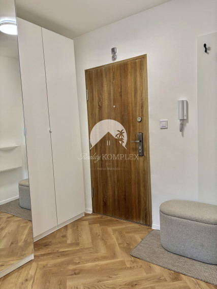 Iba u nás Vám Reality KOMPLEX s.r.o., ponúka na prenájom exkluzívny, nadštandardne zariadený trojizbový byt v atraktívnej lokalite, 250 m od centra mesta Komárno.