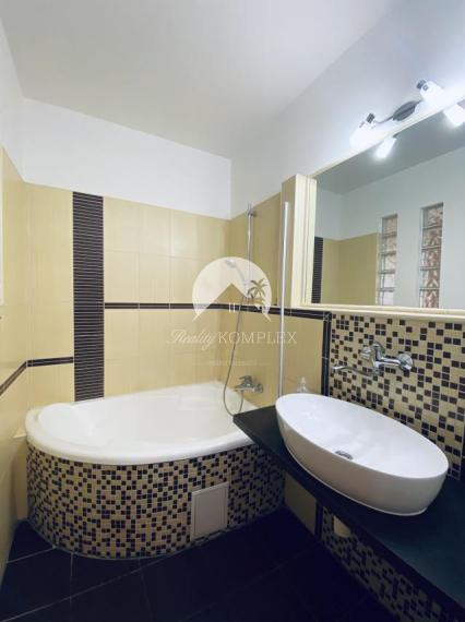 Exkluzívne iba u nás Vám Reality KOMPLEX s.r.o. ponúka na prenájom útulný, úplne rekonštruovaný  2  izbový byt na Meštianskej ulici.