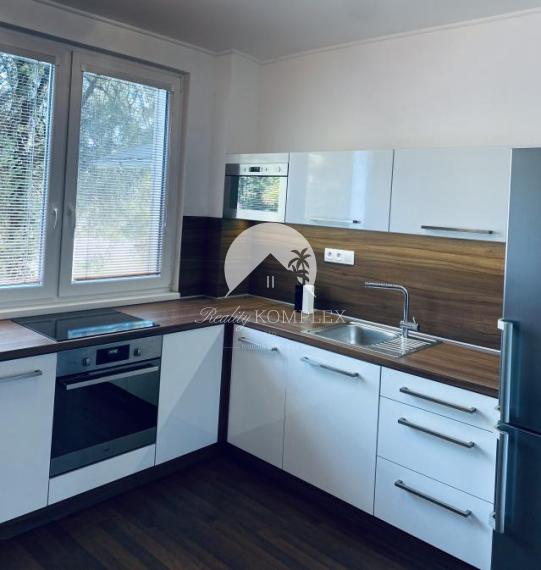 Exkluzívne iba u nás Vám Reality KOMPLEX s.r.o. ponúka na prenájom útulný, úplne rekonštruovaný  2  izbový byt na Meštianskej ulici.