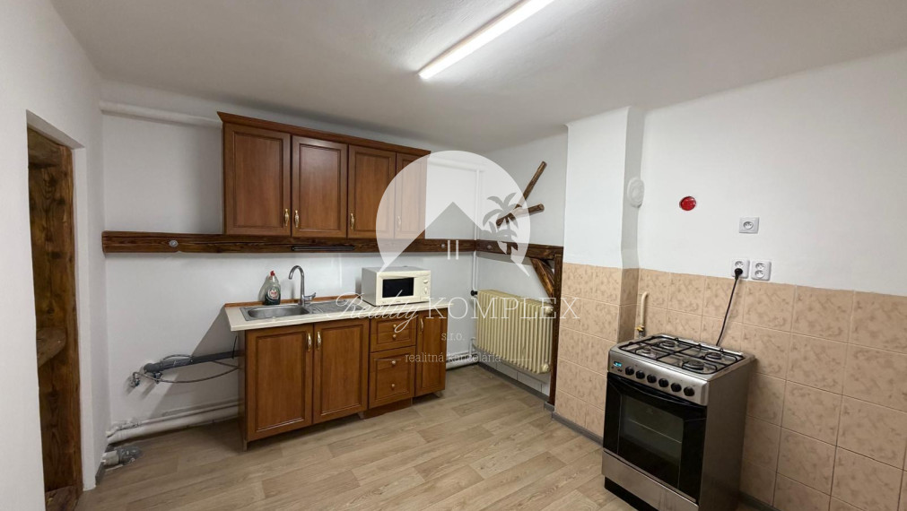 Reality KOMPLEX s.r.o. Vám ponúka na dlhodobý prenájom 3-izbový rodinný dom v obci Sokolce.