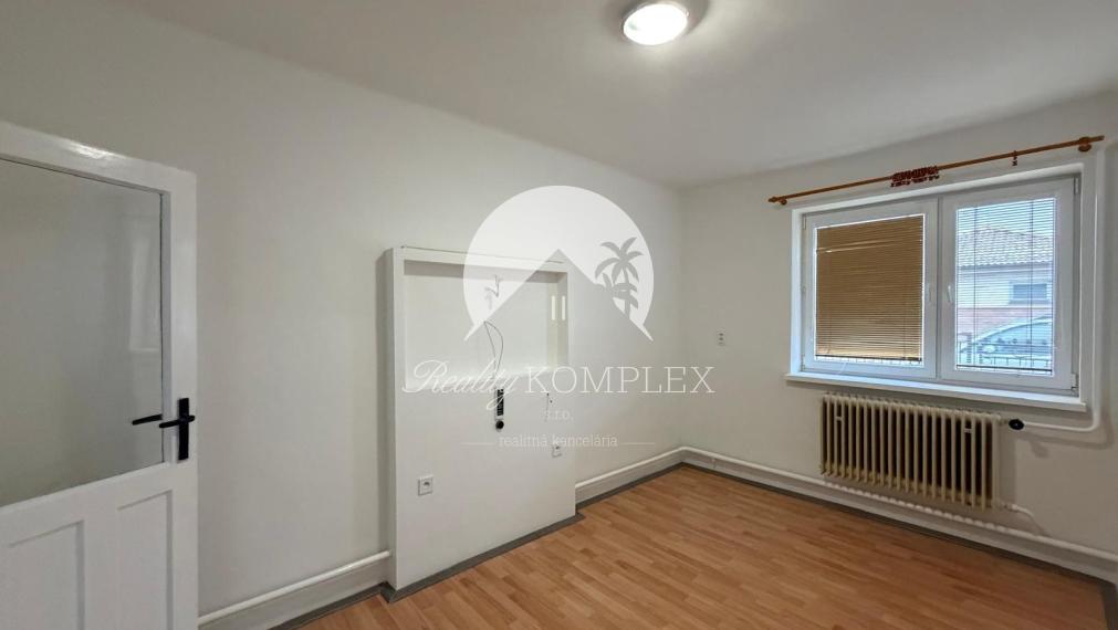 Reality KOMPLEX s.r.o. Vám ponúka na dlhodobý prenájom 3-izbový rodinný dom v obci Sokolce.