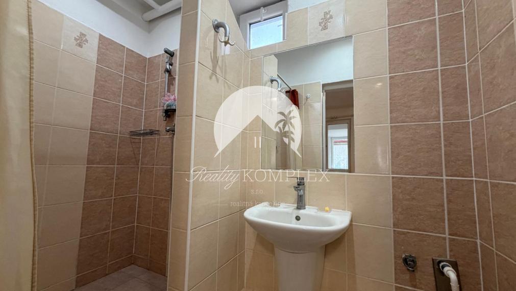 Reality KOMPLEX s.r.o. Vám ponúka na dlhodobý prenájom 3-izbový rodinný dom v obci Sokolce.