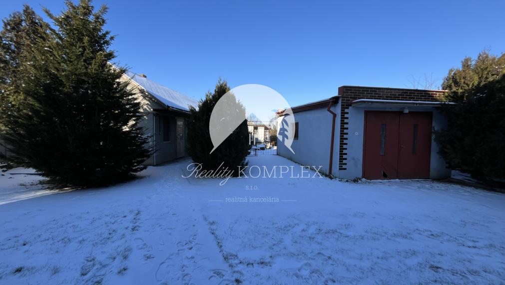 Reality KOMPLEX s.r.o., Vám ponúka na predaj priestranný 2-generačný rodinný dom v obci Dolný Štál