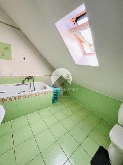 Reality KOMPLEX s.r.o., Vám ponúka na predaj priestranný 2-generačný rodinný dom v obci Dolný Štál