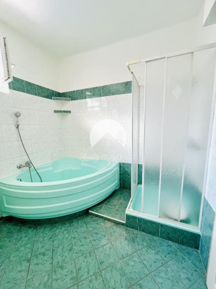 Reality KOMPLEX s.r.o., Vám ponúka na predaj priestranný 2-generačný rodinný dom v obci Dolný Štál