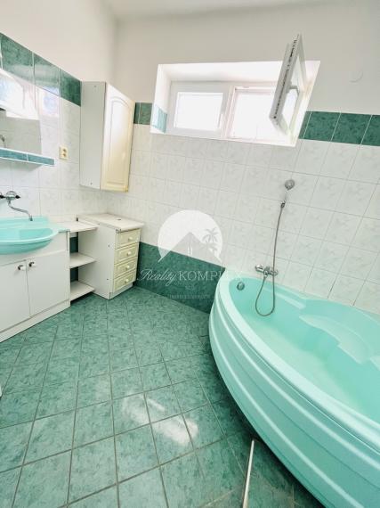 Reality KOMPLEX s.r.o., Vám ponúka na predaj priestranný 2-generačný rodinný dom v obci Dolný Štál