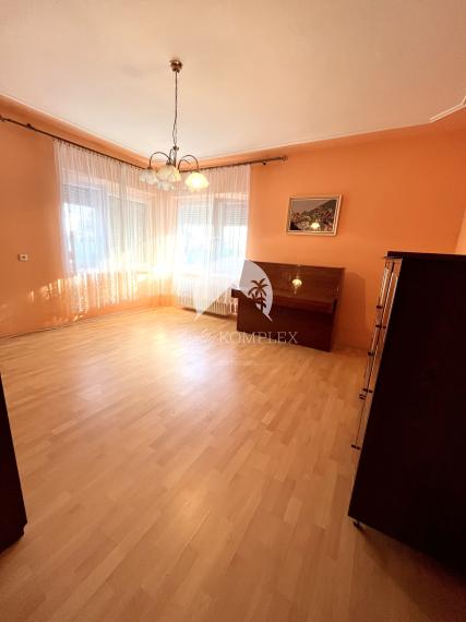 Reality KOMPLEX s.r.o., Vám ponúka na predaj priestranný 2-generačný rodinný dom v obci Dolný Štál