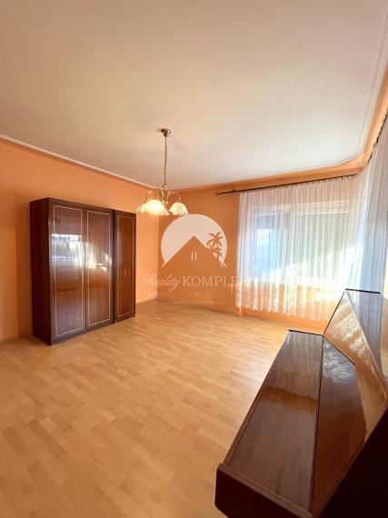 Reality KOMPLEX s.r.o., Vám ponúka na predaj priestranný 2-generačný rodinný dom v obci Dolný Štál