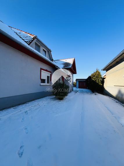 Reality KOMPLEX s.r.o., Vám ponúka na predaj priestranný 2-generačný rodinný dom v obci Dolný Štál