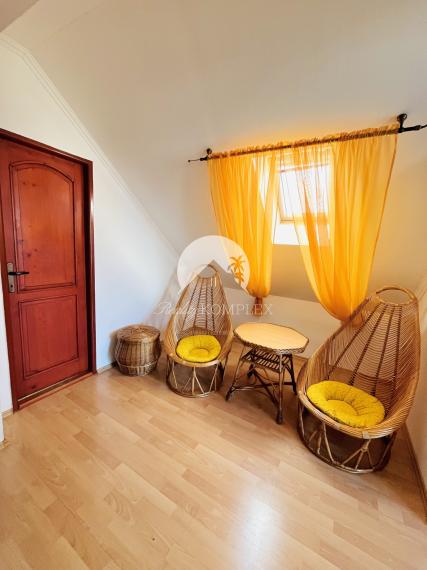 Reality KOMPLEX s.r.o., Vám ponúka na predaj priestranný 2-generačný rodinný dom v obci Dolný Štál