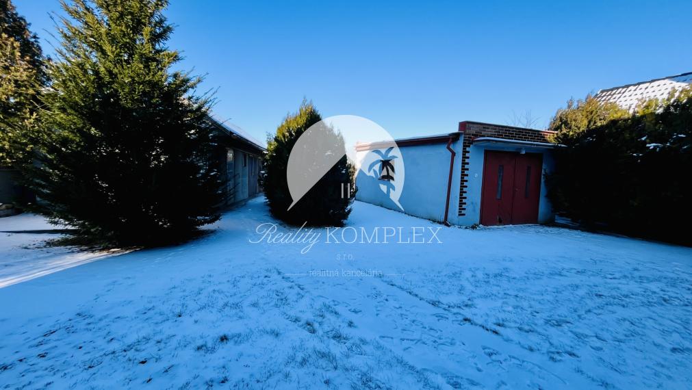Reality KOMPLEX s.r.o., Vám ponúka na predaj priestranný 2-generačný rodinný dom v obci Dolný Štál