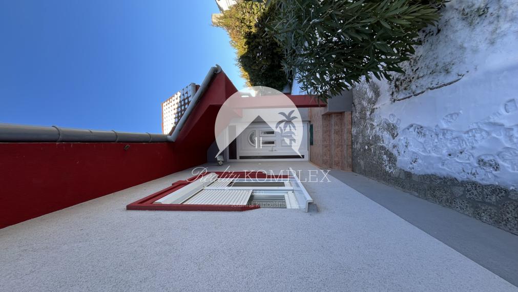 Reality KOMPLEX s.r.o., Vám ponúka na predaj priestranný 2-generačný rodinný dom v obci Dolný Štál