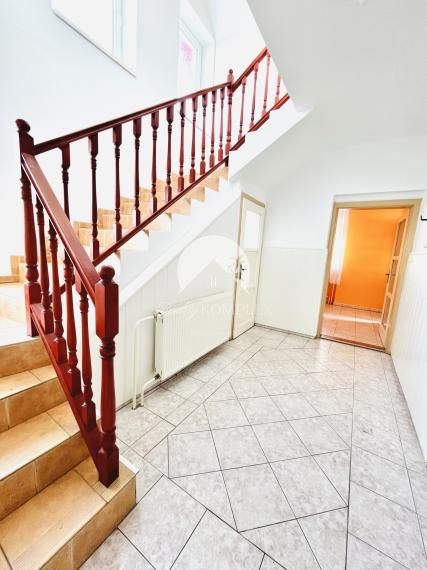 Reality KOMPLEX s.r.o., Vám ponúka na predaj priestranný 2-generačný rodinný dom v obci Dolný Štál