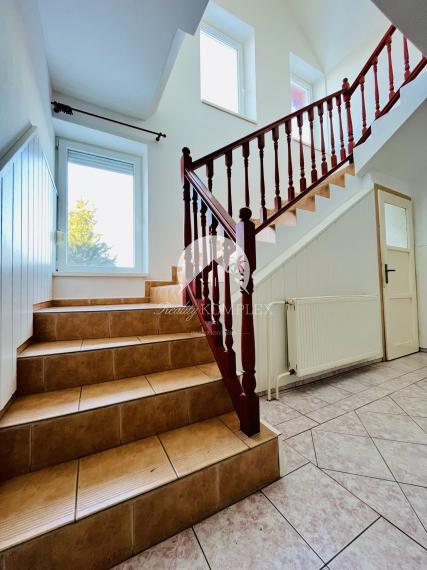 Reality KOMPLEX s.r.o., Vám ponúka na predaj priestranný 2-generačný rodinný dom v obci Dolný Štál