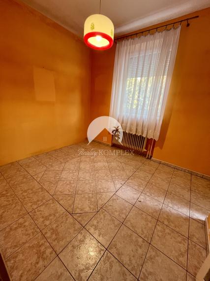 Reality KOMPLEX s.r.o., Vám ponúka na predaj priestranný 2-generačný rodinný dom v obci Dolný Štál