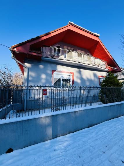 Reality KOMPLEX s.r.o., Vám ponúka na predaj priestranný 2-generačný rodinný dom v obci Dolný Štál