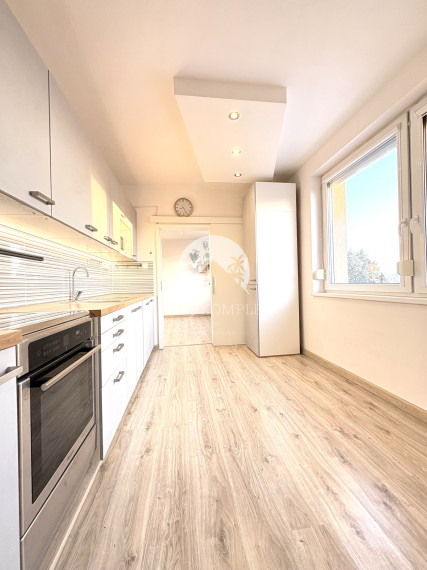 Reality KOMPLEX s.r.o. Vám ponúka na PREDAJ tento nádherný, kompletne zrekonštruovaný, priestranný 3,5 izbový byt s loggiou veľmi blízko centra Komárna!!!