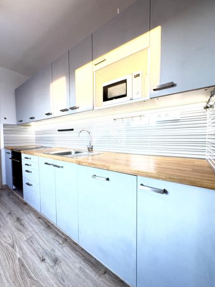 Reality KOMPLEX s.r.o. Vám ponúka na PREDAJ tento nádherný, kompletne zrekonštruovaný, priestranný 3,5 izbový byt s loggiou veľmi blízko centra Komárna!!!