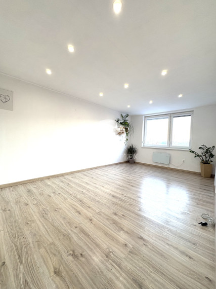 Reality KOMPLEX s.r.o. Vám ponúka na PREDAJ tento nádherný, kompletne zrekonštruovaný, priestranný 3,5 izbový byt s loggiou veľmi blízko centra Komárna!!!