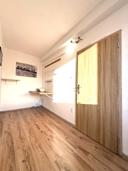 Reality KOMPLEX s.r.o. Vám ponúka na PREDAJ tento nádherný, kompletne zrekonštruovaný, priestranný 3,5 izbový byt s loggiou veľmi blízko centra Komárna!!!