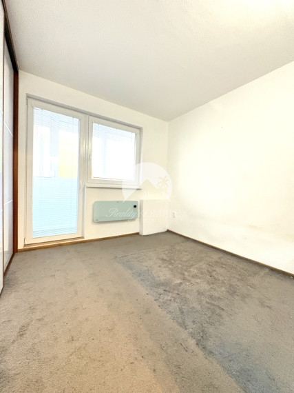 Reality KOMPLEX s.r.o. Vám ponúka na PREDAJ tento nádherný, kompletne zrekonštruovaný, priestranný 3,5 izbový byt s loggiou veľmi blízko centra Komárna!!!