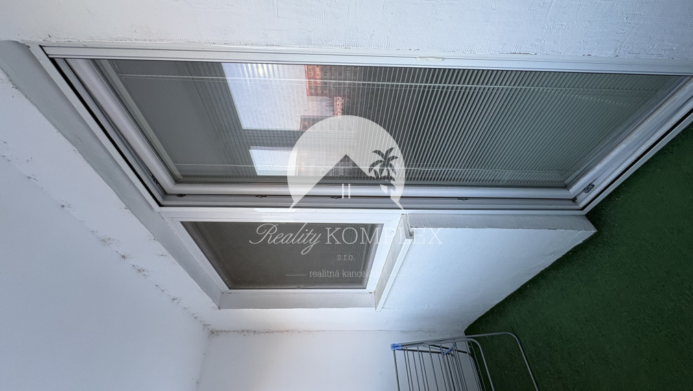 Reality KOMPLEX s.r.o. Vám ponúka na PREDAJ tento nádherný, kompletne zrekonštruovaný, priestranný 3,5 izbový byt s loggiou veľmi blízko centra Komárna!!!