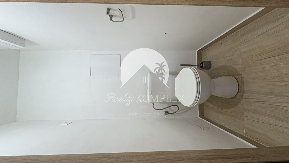 Reality KOMPLEX s.r.o. Vám ponúka na PREDAJ tento nádherný, kompletne zrekonštruovaný, priestranný 3,5 izbový byt s loggiou veľmi blízko centra Komárna!!!