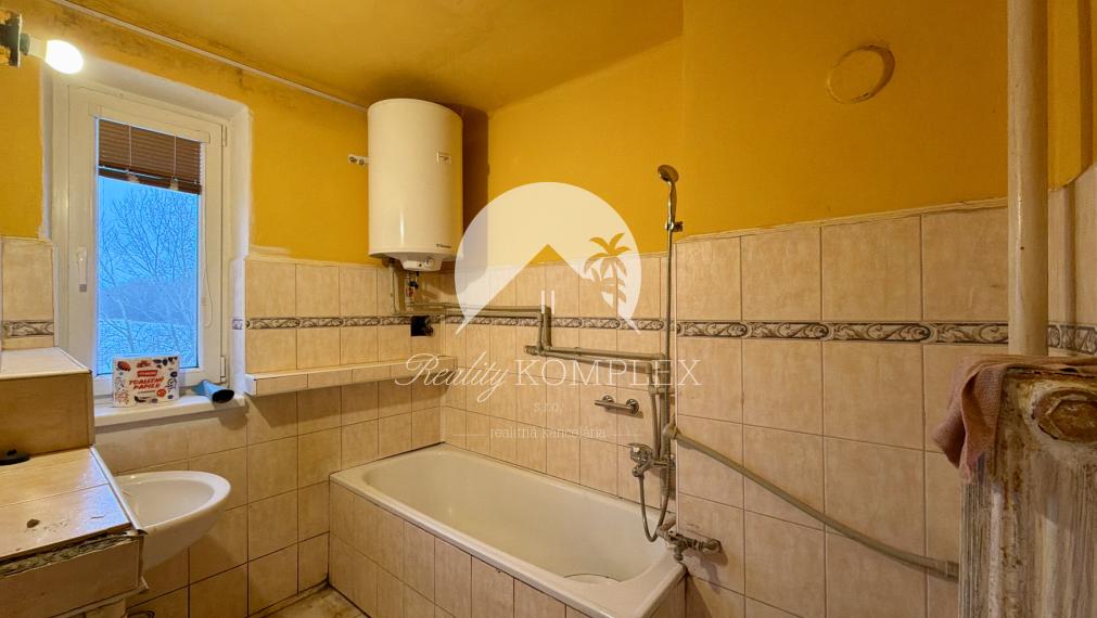 Reality KOMPLEX s.r.o. Vám ponúka POKOJNÉ BÝVANIE V OBJATÍ PRÍRODY – 3-IZBOVÝ BYT V TOPOĽNÍKOCH