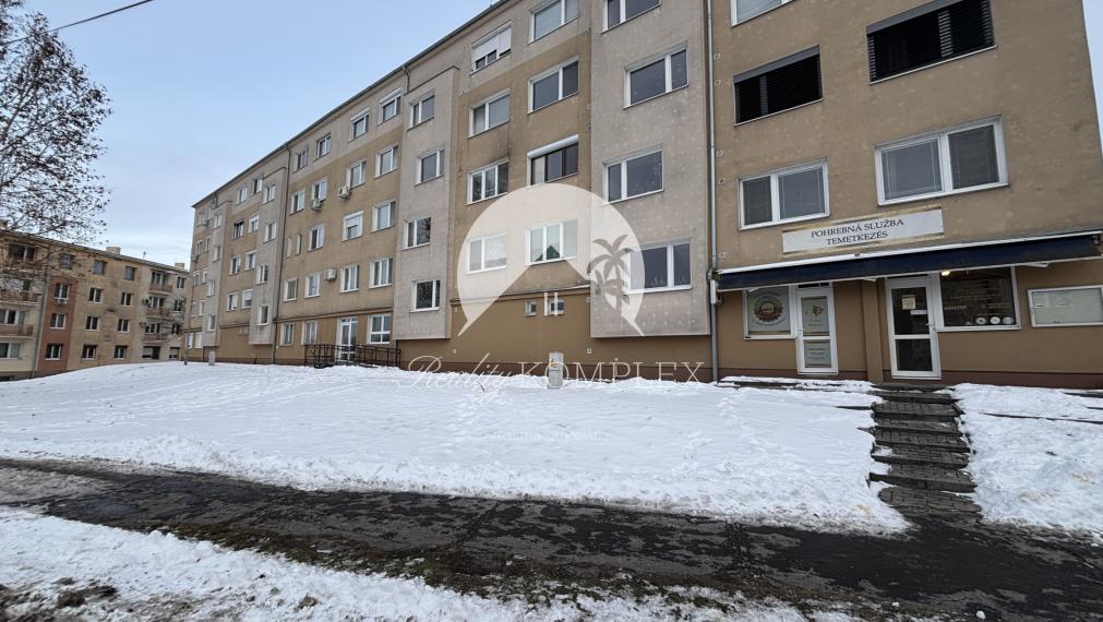 Reality KOMPLEX s.r.o., Vám ponúka na PREDAJ  3 izbový byt s troma vstupmi - ideálny na bývanie aj podnikanie v  Meste Komárno !