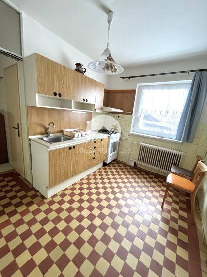 Reality KOMPLEX s.r.o., Vám ponúka na predaj priestranný 4-izbový rodinny dom v obci Baloň