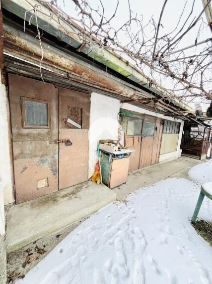 Reality KOMPLEX s.r.o., Vám ponúka na predaj priestranný 4-izbový rodinny dom v obci Baloň