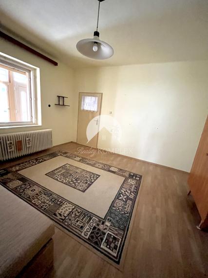 Reality KOMPLEX s.r.o., Vám ponúka na predaj priestranný 4-izbový rodinny dom v obci Baloň